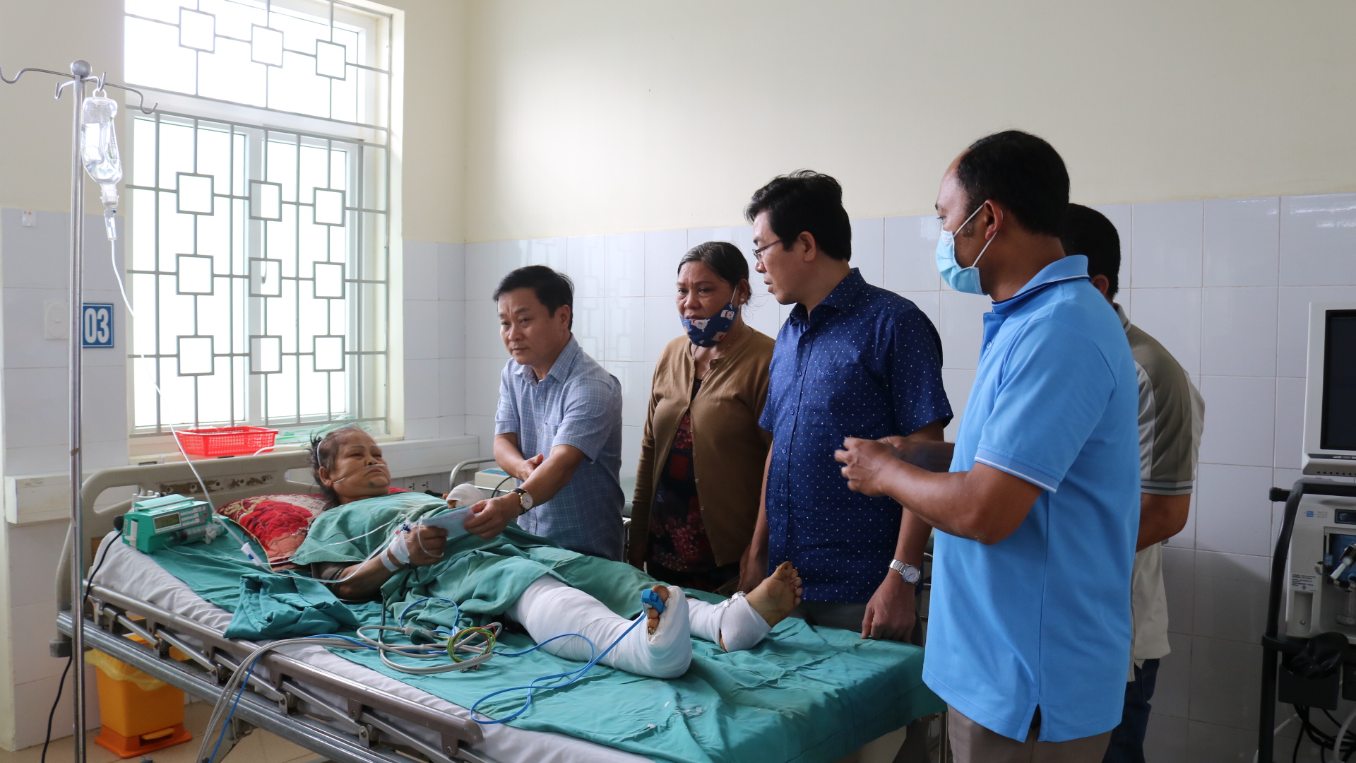 Lãnh đạo huyện Tư Nghĩa thăm hỏi, động viên những nạn nhân của vụ tai nạn giao thông đặc biệt nghiêm trọng xảy ra ở xã Nghĩa Kỳ