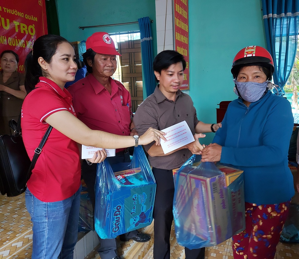 Hội Chữ thập đỏ tỉnh Đồng Nai tặng quà cứu trợ sau bão ở xã Nghĩa Hòa, huyện Tư Nghĩa