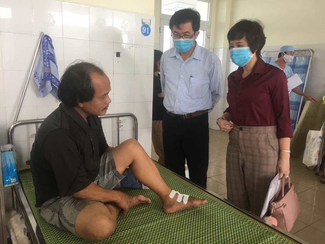 Lãnh đạo huyện Tư Nghĩa thăm hỏi, động viên những người bị thương do Bão số 9 gây ra