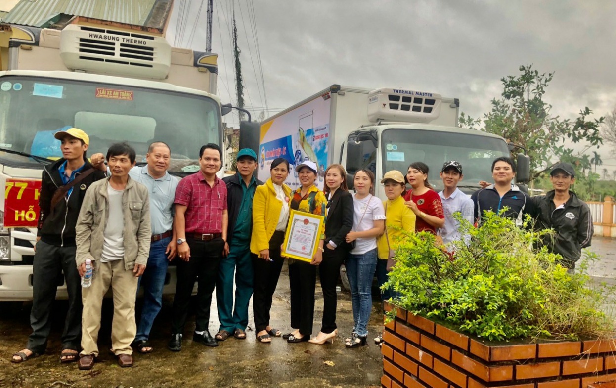 Đoàn từ thiện “Mỹ Thọ quê tôi chia sẻ khó khăn với người dân vùng bão, lụt” tặng 500 suất quà ở xã Nghĩa Thắng