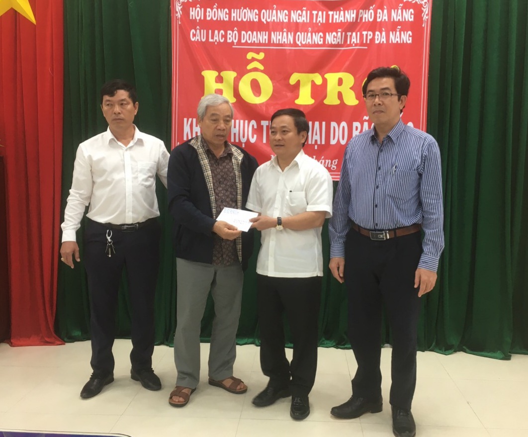 Hội đồng hương Quảng Ngãi tại thành phố Hồ Chí Minh và Câu lạc bộ doanh nghiệp Quảng Ngãi tại Đà Nẵng tặng 20 triệu đồng hỗ trợ khắc phục sau bão ở huyện Tư Nghĩa
