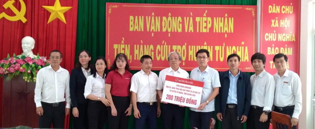 Ngân hàng Agribank Miền Trung hỗ trợ 200 triệu đồng cho huyện Tư Nghĩa khắc phục hậu quả Bão số 9
