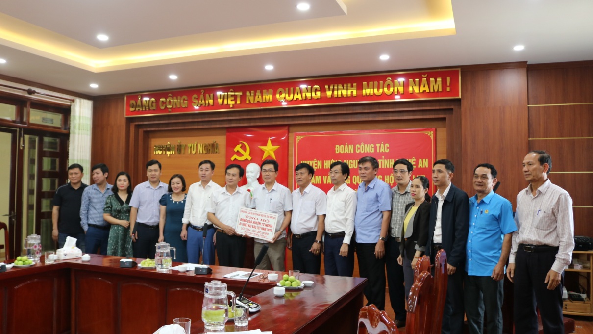 Đoàn công tác huyện Hưng Nguyên, tỉnh Nghệ An thăm và tặng 200 triệu đồng cho huyện kết nghĩa Tư Nghĩa khắc phục hậu quả do Bão số 9
