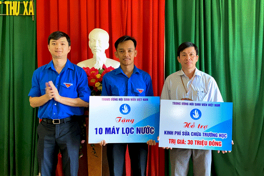 Trung ương Hội Sinh viên Việt Nam hỗ trợ 30 triệu đồng, 10 máy lọc nước cho trường THPT Thu Xà