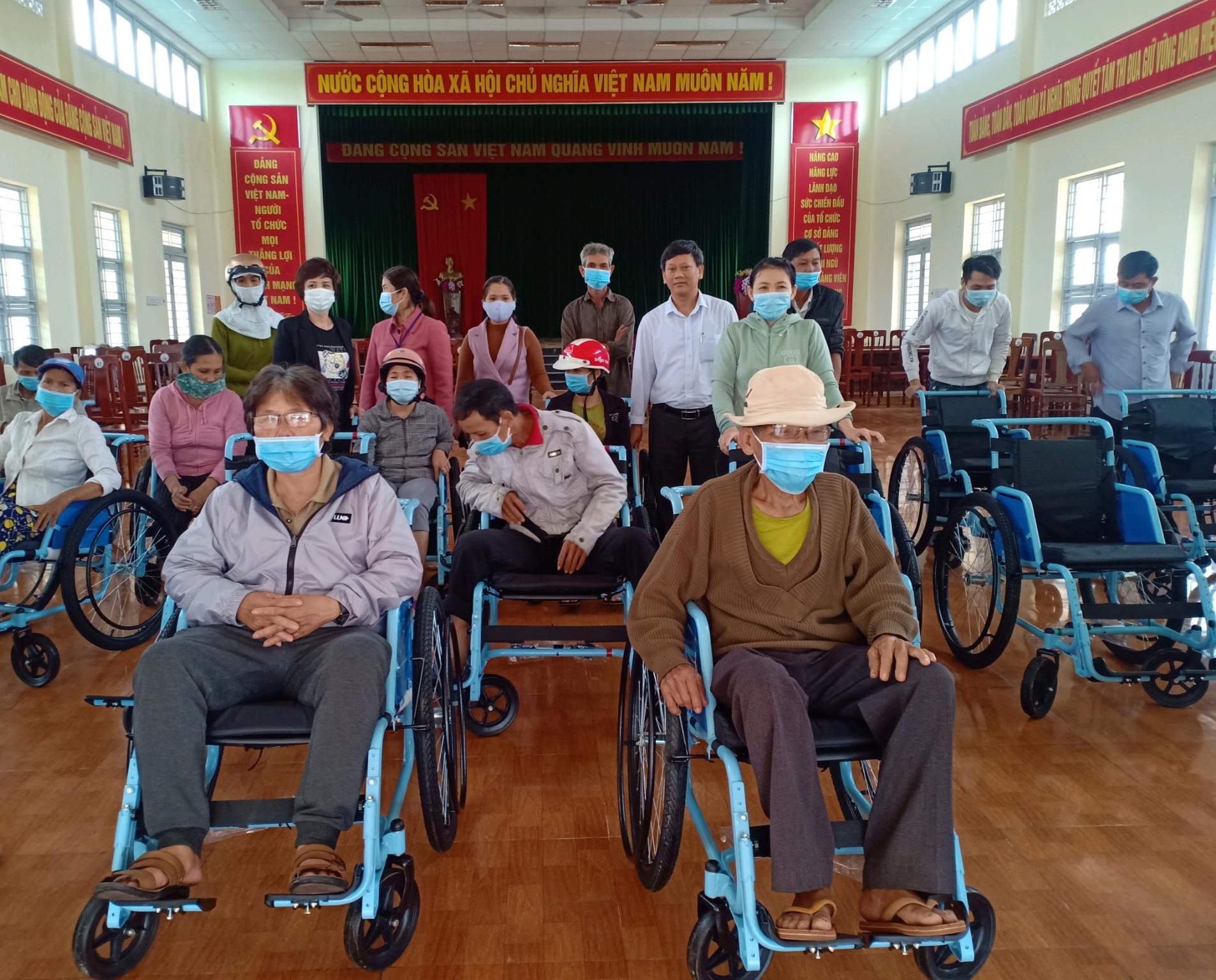 Trao tặng 61 xe lăn cho người khuyết tật ở huyện Tư Nghĩa