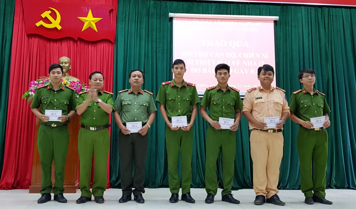 Công an huyện Tư Nghĩa trao quà hỗ trợ cho cán bộ chiến sĩ trong đơn vị bị thiệt hại về nhà ở do Bão số 9