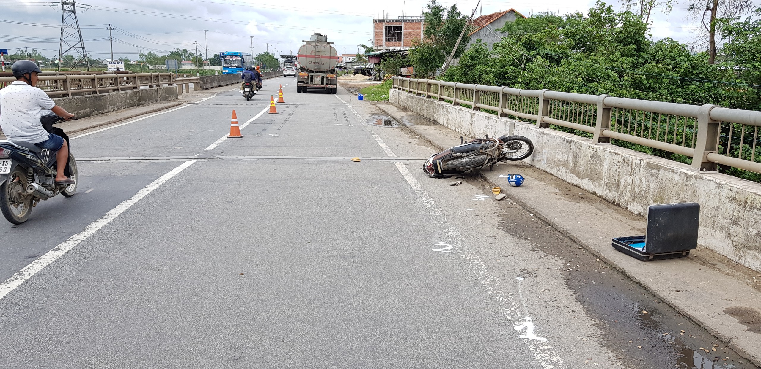 Tư Nghĩa tai nạn giữa Xe bồn chở xăng dầu và xe mô tô làm một người phụ nữ chết trên đường đưa đi cấp cứu