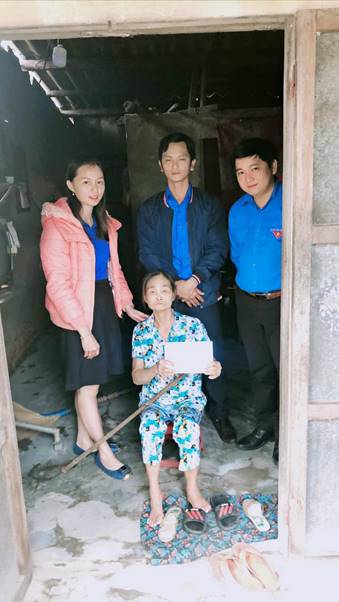 Tặng quà cho gia đình khó khăn tại xã Nghĩa Điền