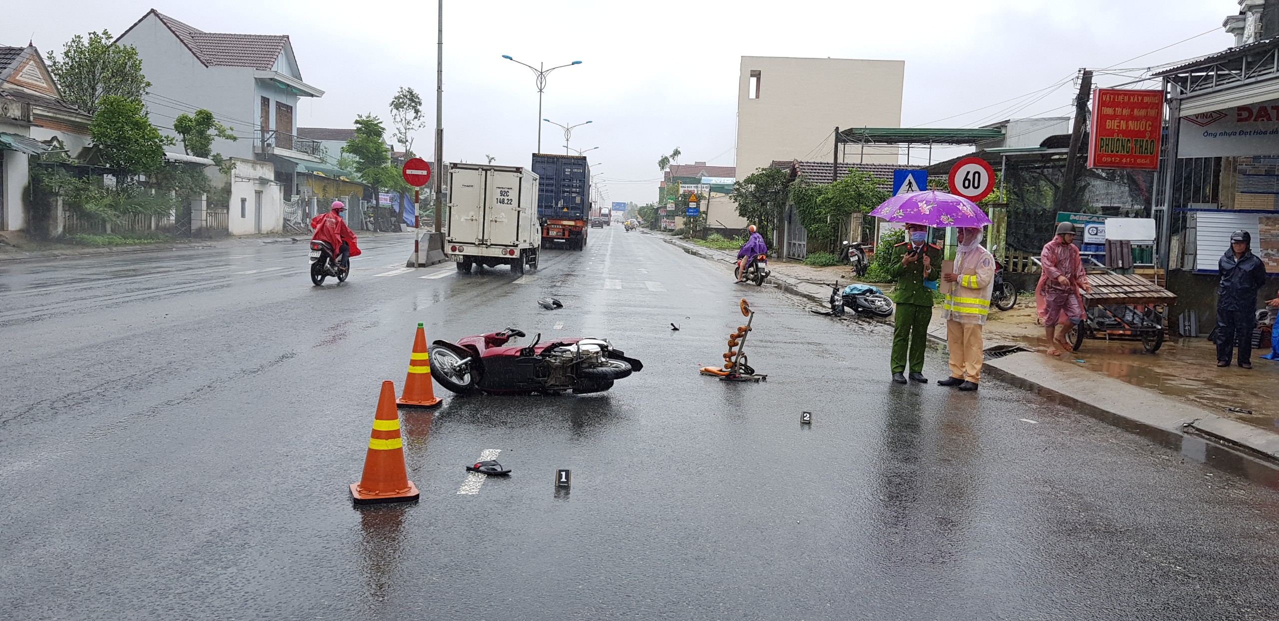 Tư Nghĩa: Hai xe mô tô tông nhau trên Quốc lộ 1 làm 03 người bị thương nặng