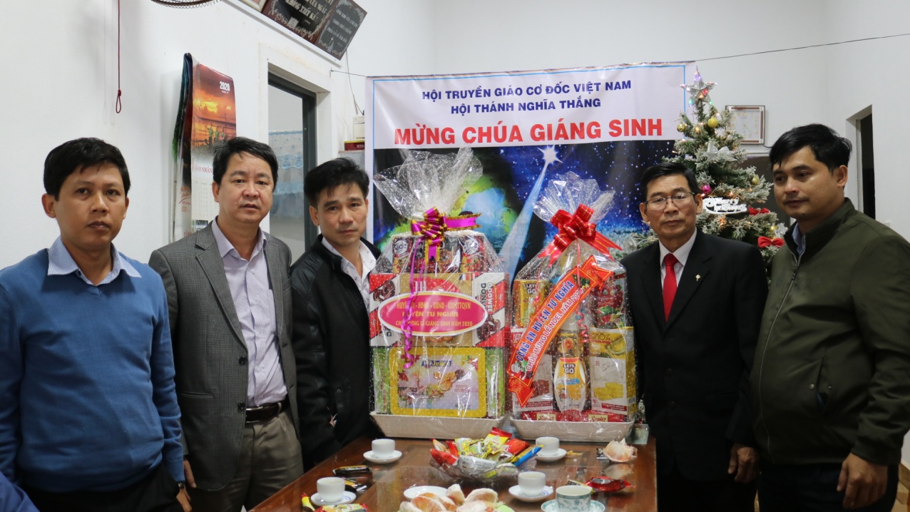 Lãnh đạo huyện Tư Nghĩa thăm, tặng quà cho các tổ chức tôn giáo trên địa bàn huyện nhân dịp lễ Giáng sinh năm 2020