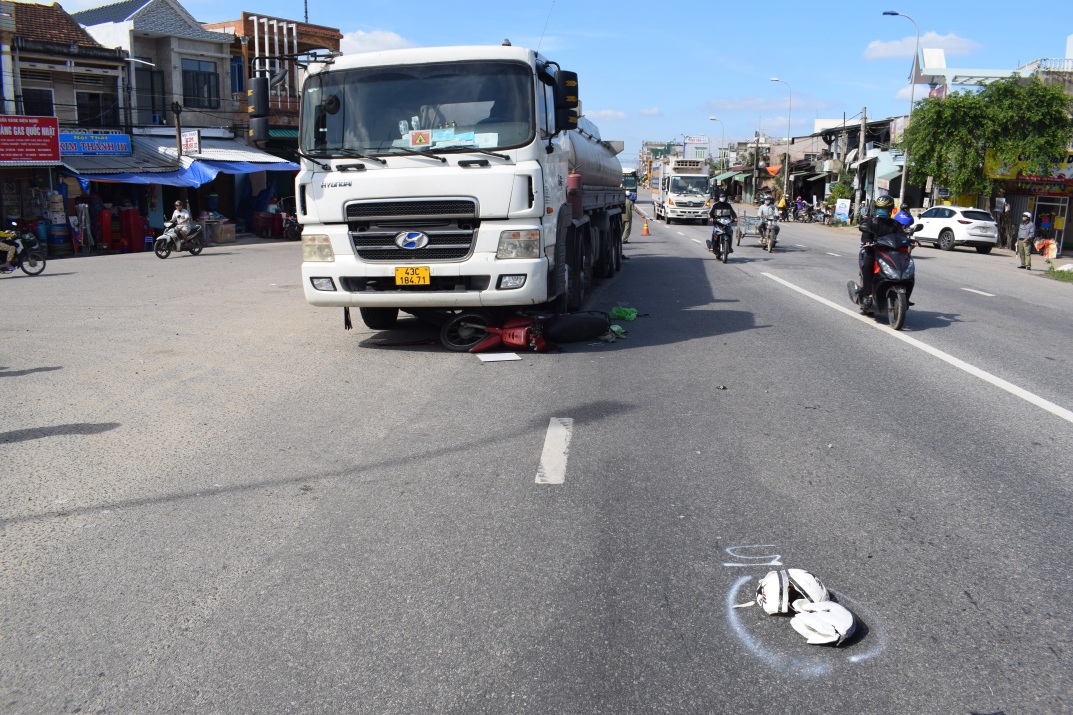 Tư Nghĩa: xe bồn chở dầu tông xe mô tô làm 1 người nguy kịch