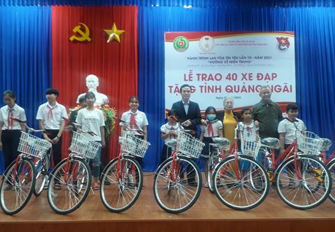 Trao 40 xe đạp cho các em học sinh nghèo vượt khó
