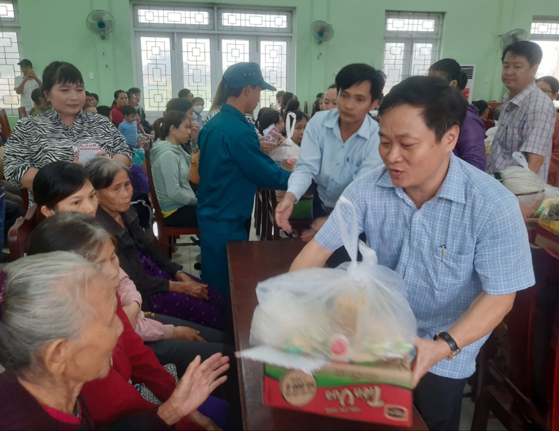 Công ty Yến sào Thuấn Nghiêu, tỉnh An Giang tặng 400 suất quà cho người dân ở 2 xã Nghĩa Hiệp và Nghĩa Thương