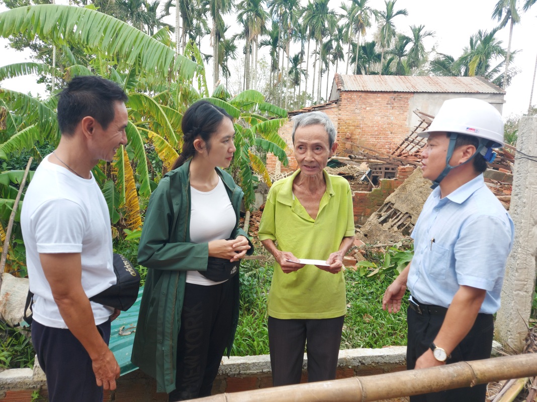 Vợ chồng ca sĩ Lý Hải - Minh Hà tặng tiền hỗ trợ cho 16 gia đình có nhà bị sụp hoàn toàn ở huyện Tư Nghĩa