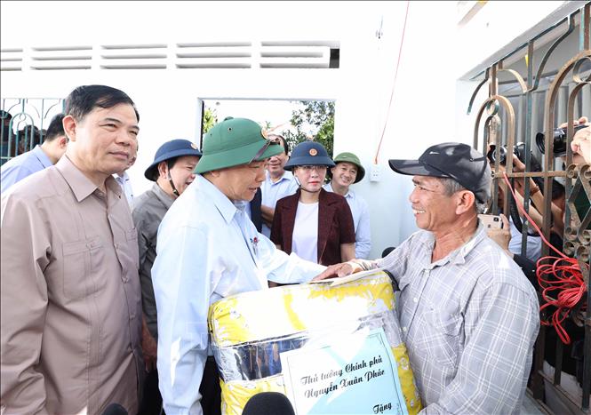 Thủ tướng Chính phủ Nguyễn Xuân Phúc thăm hỏi, động viên các gia đình bị thiệt hại nặng do Bão số 9 ở huyện Tư Nghĩa
