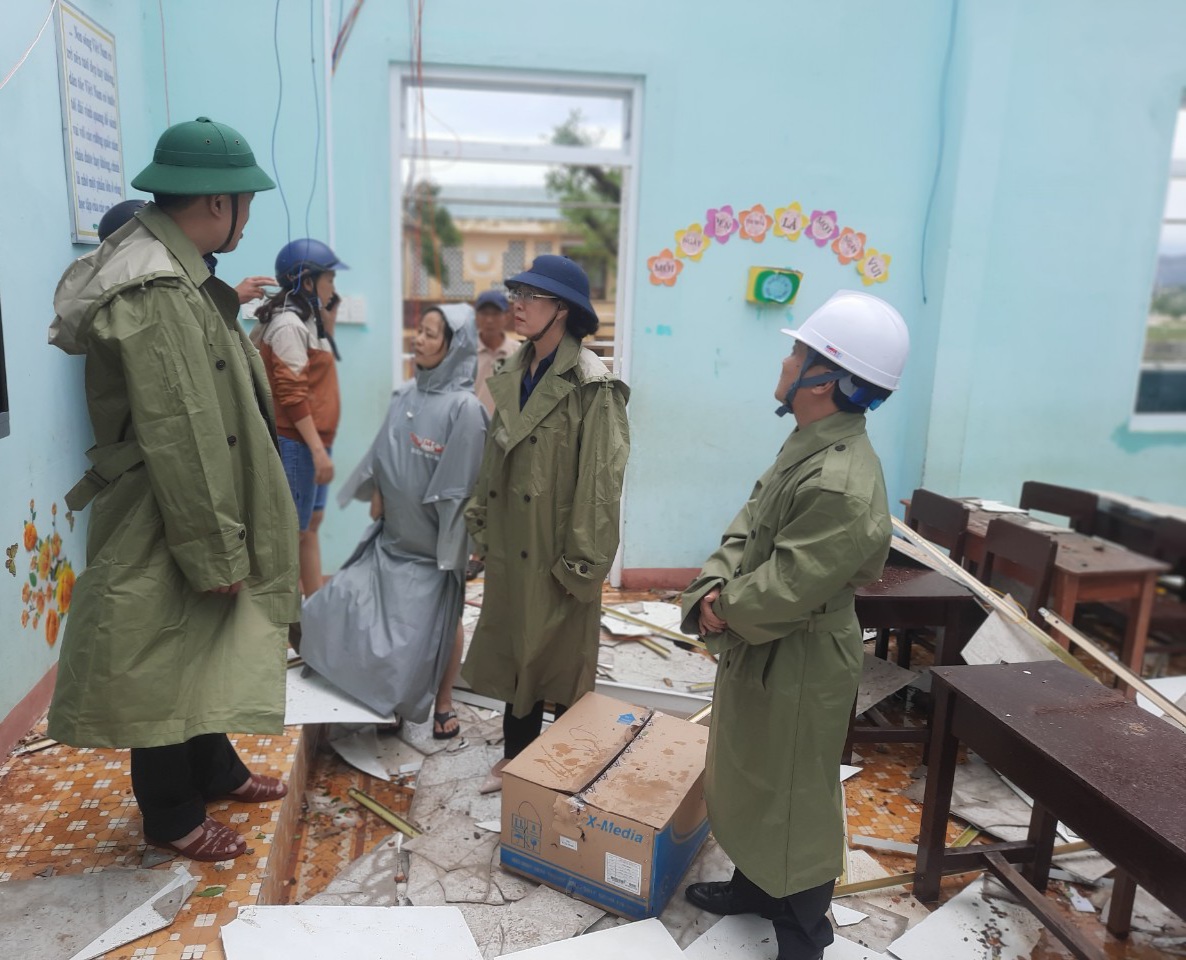 Bí thư Tỉnh ủy Quảng Ngãi - Bùi Thị Quỳnh Vân kiểm tra tình hình thiệt hại do bão số 9 gây ra ở huyện Tư Nghĩa