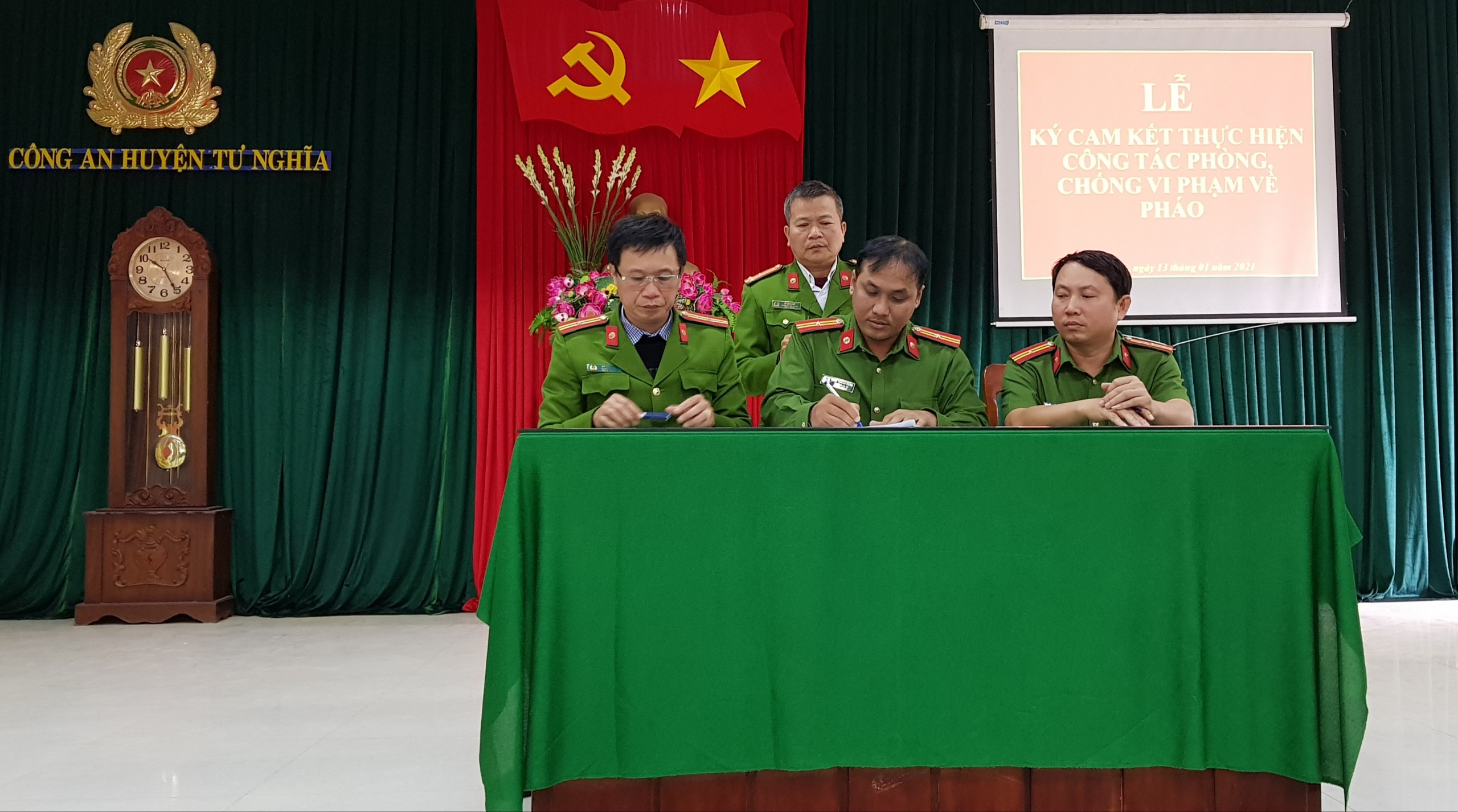 Công an huyện Tư Nghĩa tổ chức ký cam kết với Công an các xã, thị trấn thực hiện công tác phòng, chống vi phạm về pháo