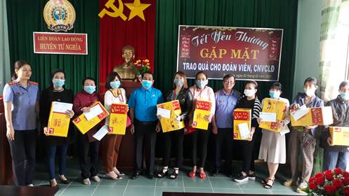 Liên đoàn Lao động huyện Tư Nghĩa tặng 40 suất quà cho công đoàn gặp khó khăn trong cuộc sống vui xuân đón Tết