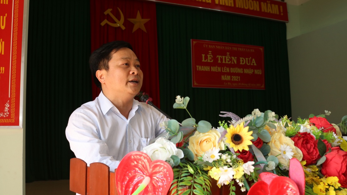 Bí thư Huyện ủy Tư Nghĩa Nguyễn Phúc Nhân dự lễ tiễn đưa thanh niên lên đường nhập ngũ năm 2021 ở thị trấn La Hà