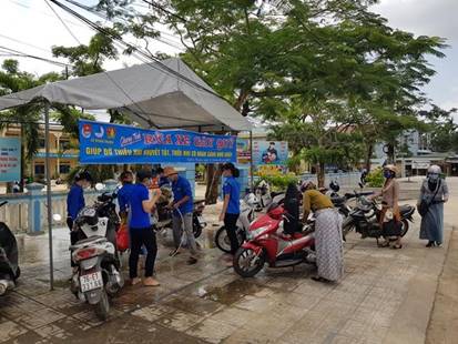Đoàn thanh niên xã Nghĩa Thuận tổ chức chương trình “Rửa xe gây quỹ”