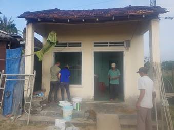 Đoàn thanh niên xã Nghĩa Thuận hỗ trợ sửa nhà cho gia đình có hoàn cảnh khó khăn