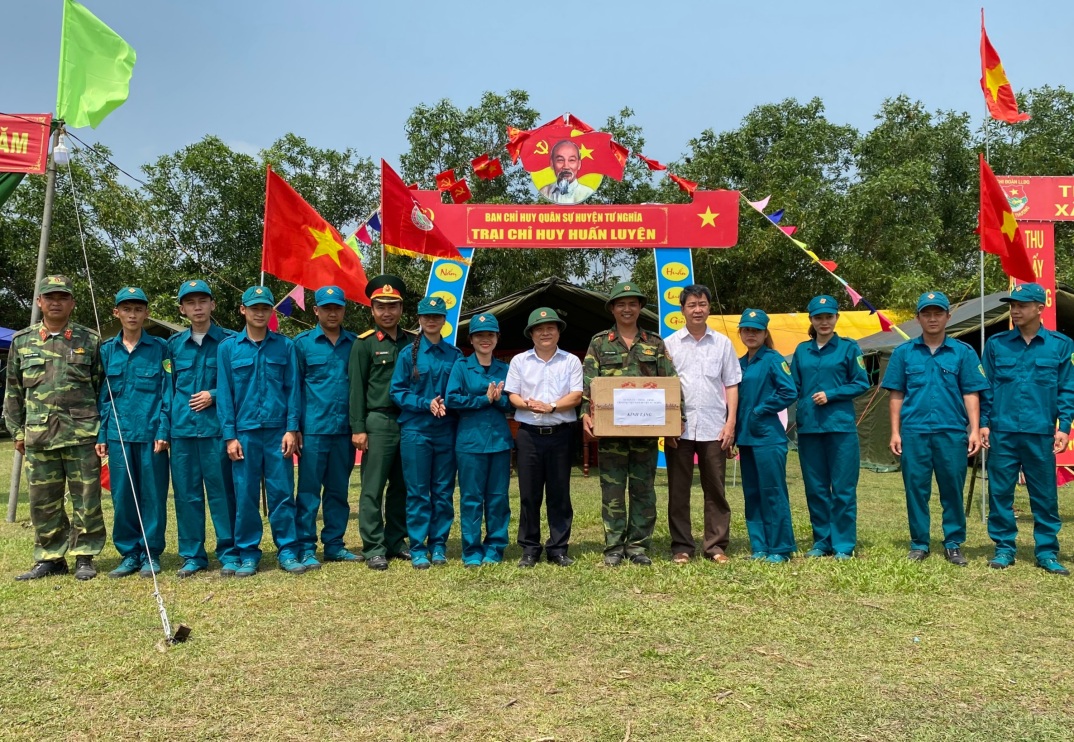 Bí thư Huyện ủy Tư Nghĩa Nguyễn Phúc Nhân thăm hỏi, tặng quà cho trại chỉ huy huấn luyện Dân quân tự vệ năm 2021