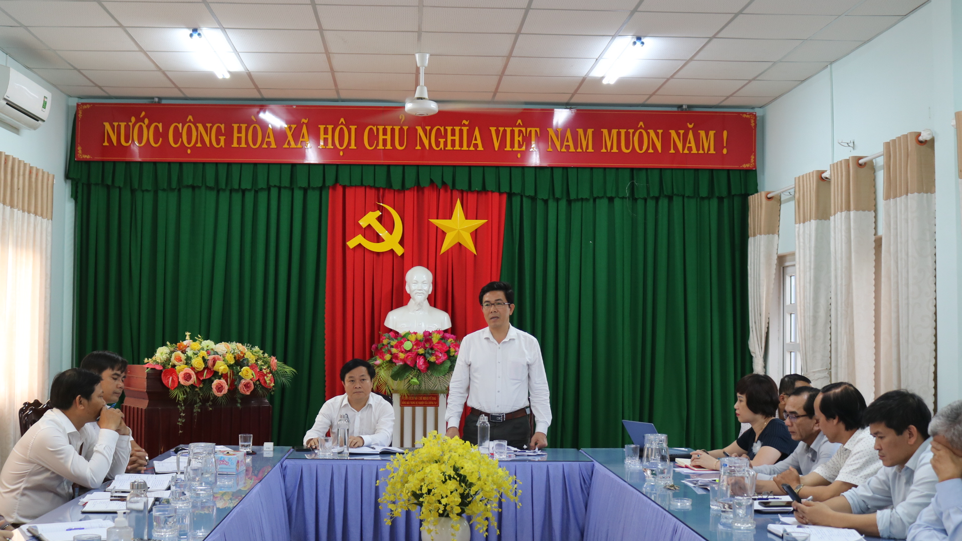 Chủ tịch UBND huyện Tư Nghĩa Nguyễn Đăng Vinh làm việc với UBND thị trấn La Hà về tình hình phát triển kinh tế - xã hội
