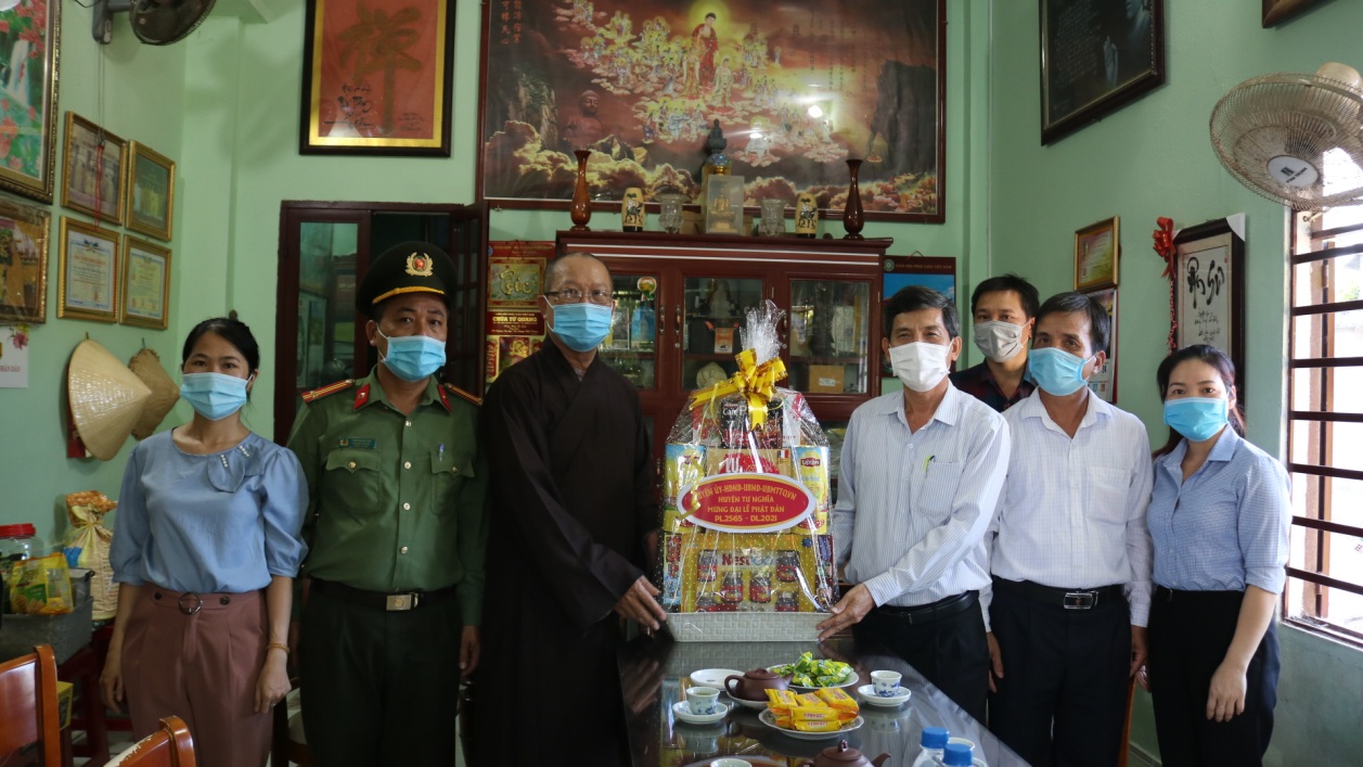 Lãnh đạo huyện Tư Nghĩa thăm, chúc mừng Đại lễ Phật đản năm 2021