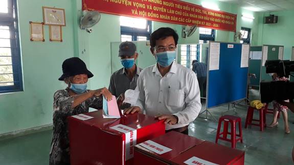 Cử tri huyện Tư Nghĩa hăng hái đi bầu cử Quốc hội khóa XV và HĐND các cấp, nhiệm kỳ 2021- 2026