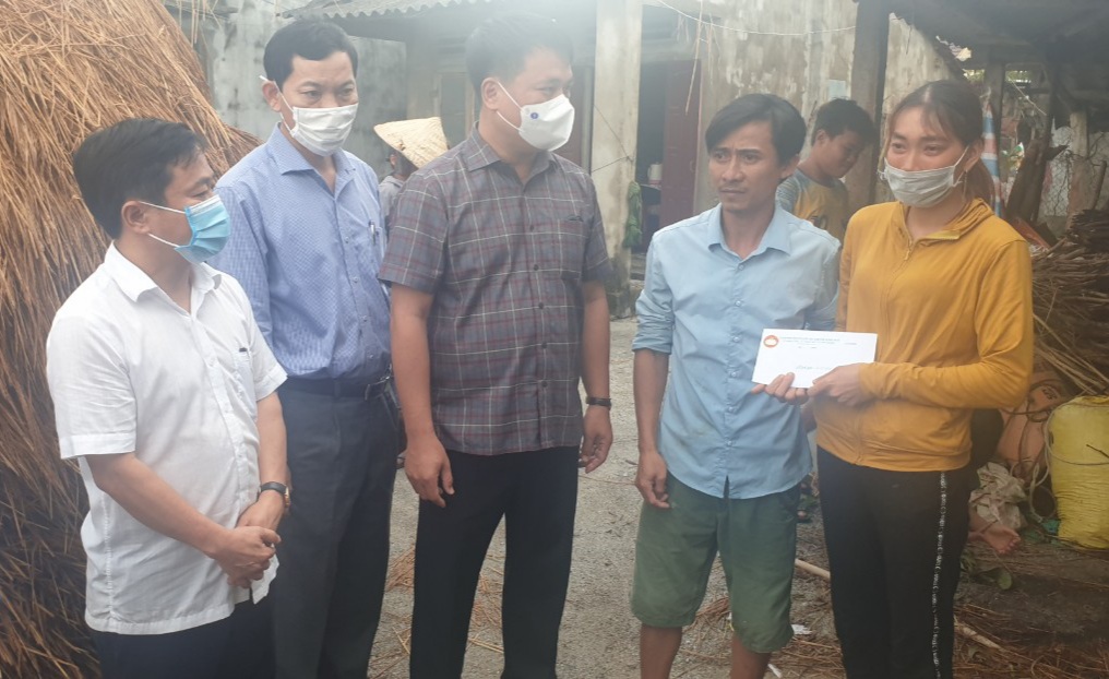 Dông lốc gây thiệt hại cho người dân ở xã Nghĩa Thuận, huyện Tư Nghĩa
