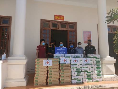 Hội Chữ thập đỏ tỉnh Quảng Ngãi trao nhu yếu phẩm hỗ trợ người dân tại khu cách ly Trường Đại học Tài chính – Kế toán