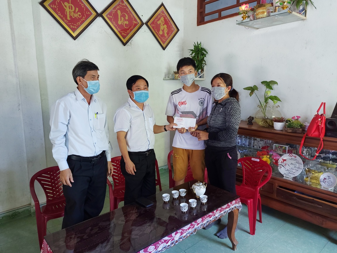Lãnh đạo huyện Tư Nghĩa thăm hỏi, động viên gia đình học sinh bị bệnh hiểm nghèo ở xã Nghĩa Thuận