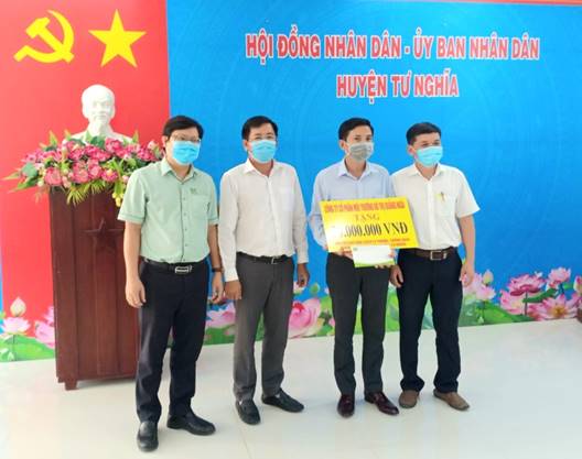 Công ty Cổ phần môi trường đô thị Quảng Ngãi hỗ trợ 50 triệu đồng cho huyện Tư Nghĩa trong công tác phòng chống dịch Covid-19