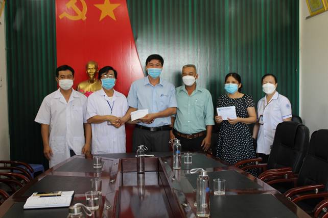Trao tiền hỗ trợ công tác phòng chống dịch Covid-19 cho Trung tâm y tế huyện Tư Nghĩa