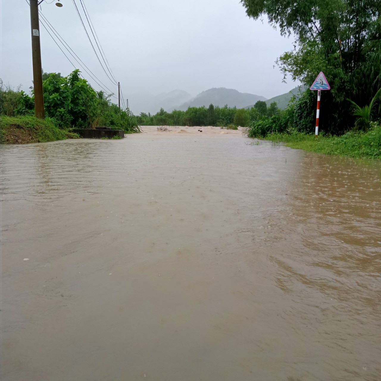 Nước ngập cầu Tràn- cô lập người dân ở xã miền núi Nghĩa Sơn, huyện Tư Nghĩa