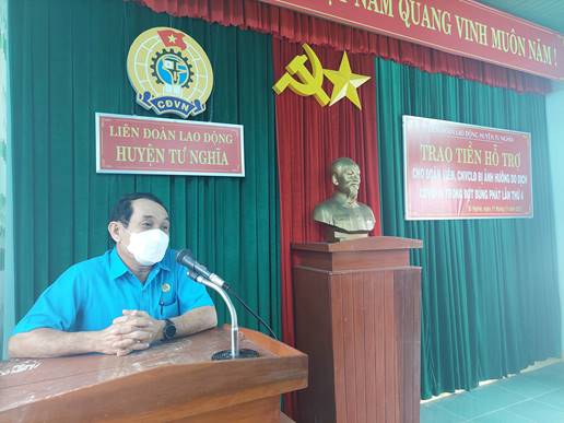 Liên đoàn lao động huyện Tư Nghĩa trao quà hỗ trợ cho đoàn viên công đoàn gặp khó khăn do ảnh hưởng của dịch Covid-19