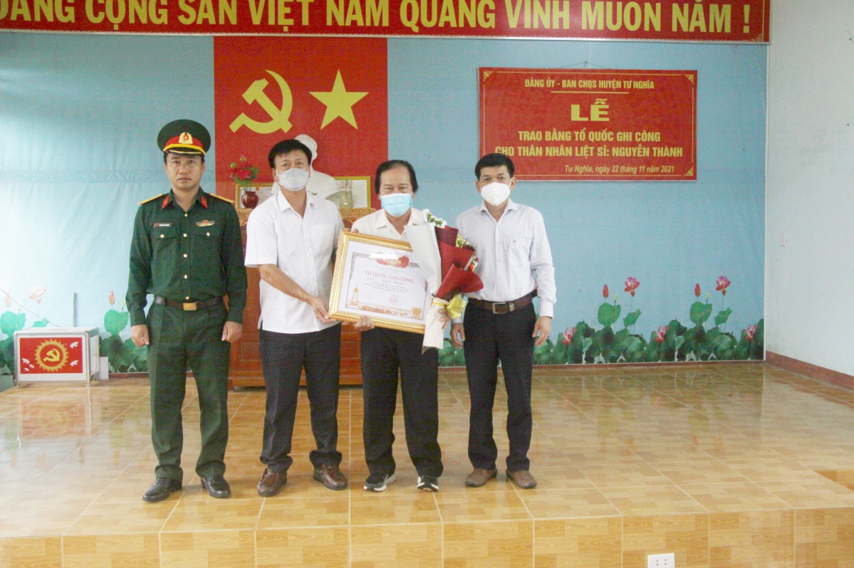Lễ trao Bằng Tổ quốc ghi công cho thân nhân Liệt sĩ Nguyễn Thành, xã Nghĩa Thắng