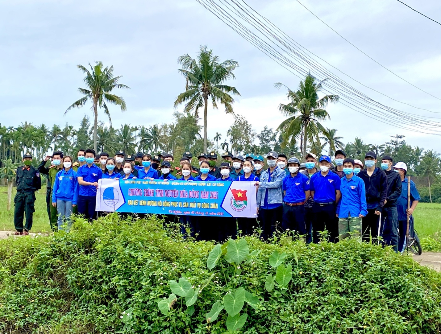 Hội LHTN Việt Nam huyện Tư Nghĩa phối hợp ra quân Ngày Chủ nhật xanh