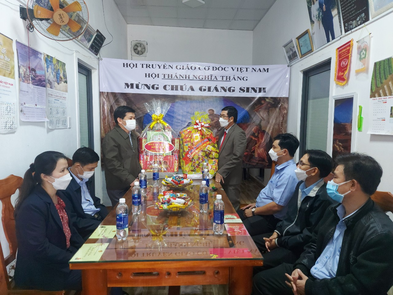 Lãnh đạo huyện Tư Nghĩa thăm, tặng quà cho các tổ chức tôn giáo trên địa bàn huyện nhân dịp lễ Giáng sinh năm 2021