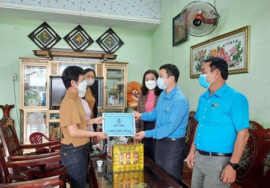 Liên đoàn Lao động huyện Tư Nghĩa phối hợp tặng quà cho đoàn viên có hoàn cảnh đặc biệt khó khăn