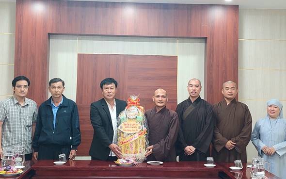 Ban Trị sự Giáo hội Phật giáo Việt Nam huyện thăm, chúc Tết lãnh đạo huyện Tư Nghĩa