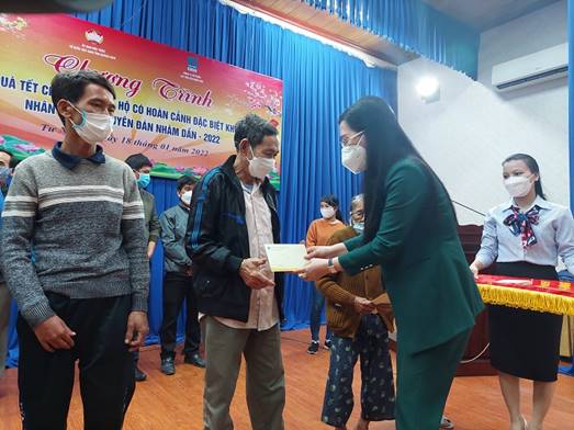 Công ty Cổ phần Lọc hóa dầu Bình Sơn trao quà Tết cho người nghèo tại huyện Tư Nghĩa
