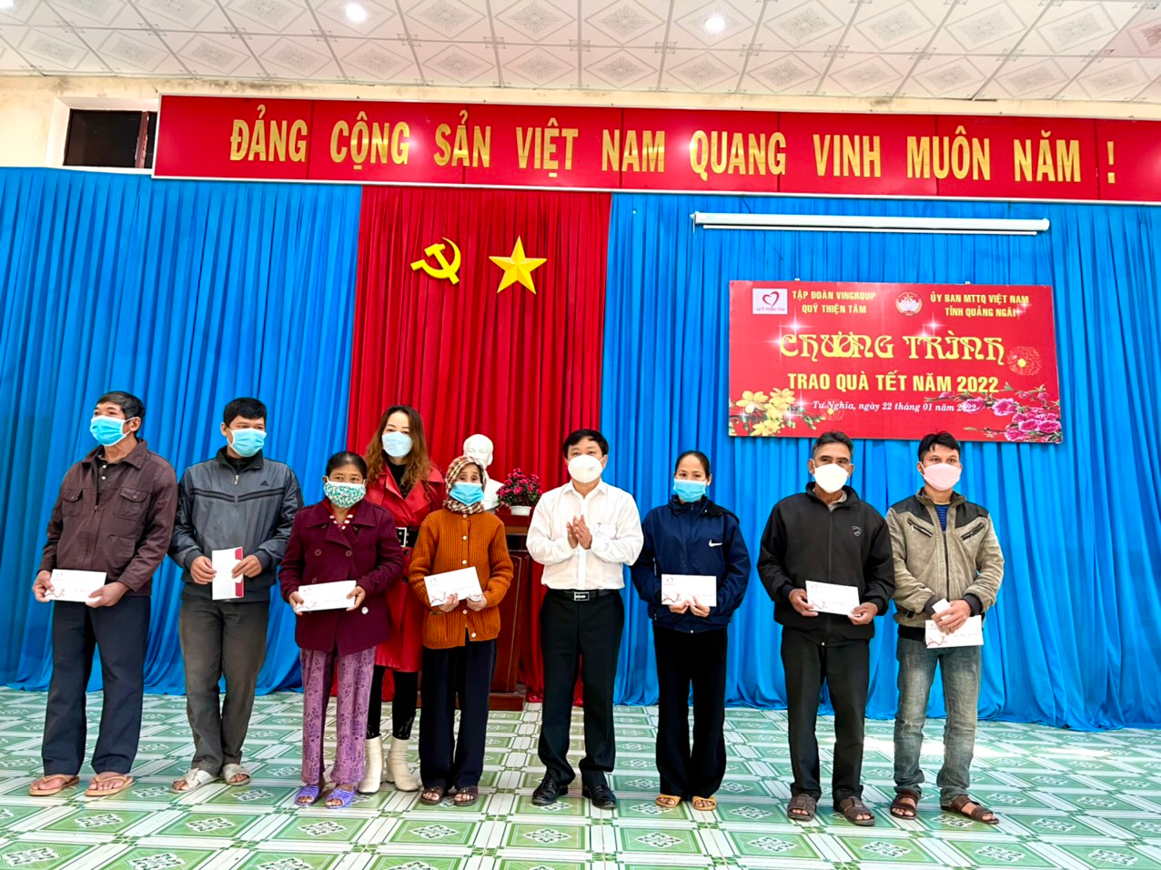 Quỹ Thiện Tâm của Tập đoàn Vingoup trao tặng 500 suất quà Tết cho người có hoàn cảnh khó khăn ở huyện Tư Nghĩa