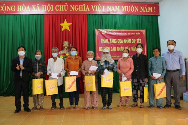 Ban Chỉ huy Quân sự huyện Tư Nghĩa tặng quà tết cho người nghèo ở thôn Phú Sơn, xã Nghĩa Kỳ