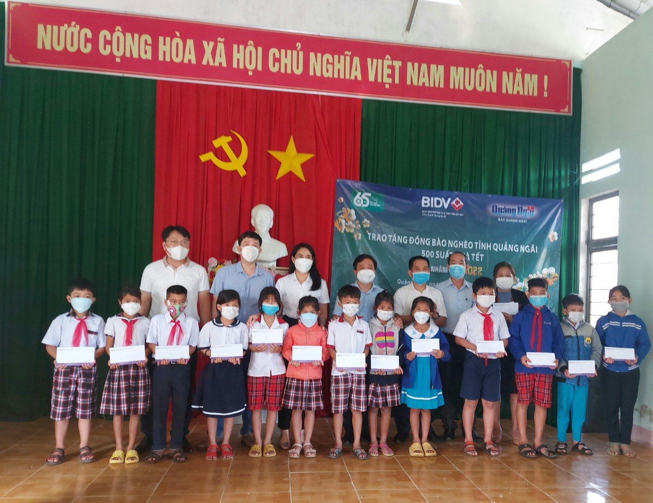 BIDV Dung Quất trao quà Tết cho học sinh khó khăn ở Trường Tiểu học Nghĩa Thọ, xã Nghĩa Thắng
