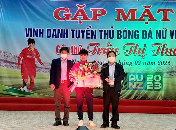 Tư Nghĩa vinh danh tuyển thủ bóng đá nữ Việt Trần Thị Thu