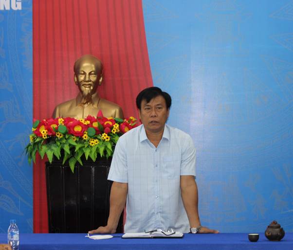 Đồng chí Hồ Sỹ Phong- Phó Bí thư Thường trực Huyện uỷ Tư Nghĩa kiểm tra công tác chuẩn bị bầu cử ở các địa phương.