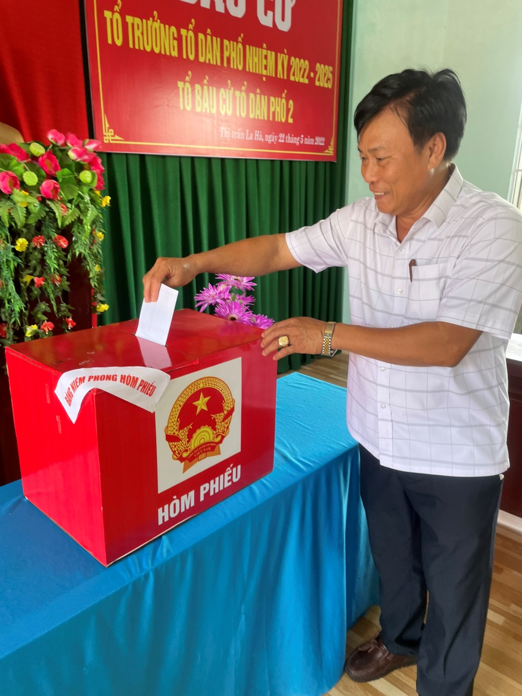 Cử tri huyện Tư Nghĩa hăng hái đi bầu cử trưởng thôn, tổ trưởng tổ dân phố, nhiệm kỳ 2022- 2025