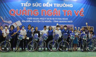 Câu lạc bộ Kết nối yêu thương tại Thành phố Hồ Chí Minh trao quà ở huyện Tư Nghĩa