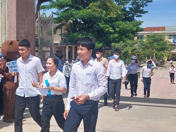 Tư Nghĩa: các thí sinh bước vào ngày thi đầu tiên của kỳ thi tốt nghiệp THPT năm 2022